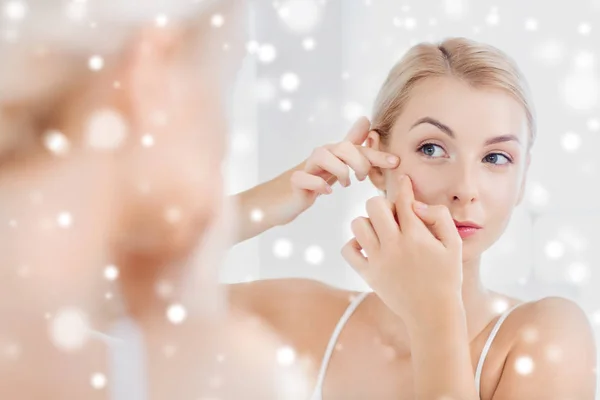 Mujer apretando espinilla en el espejo del baño — Foto de Stock