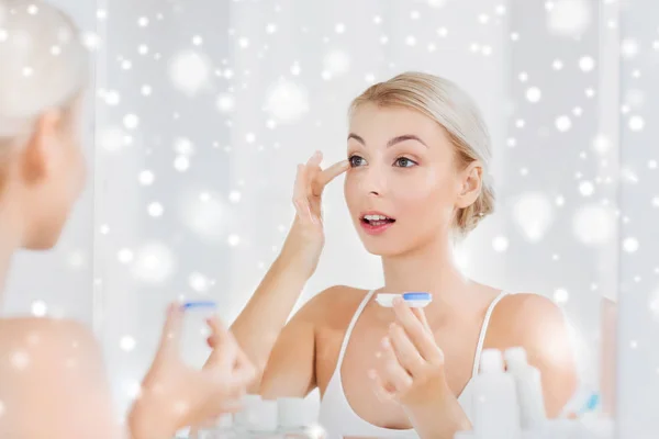 Jeune femme portant des lentilles de contact à la salle de bain — Photo