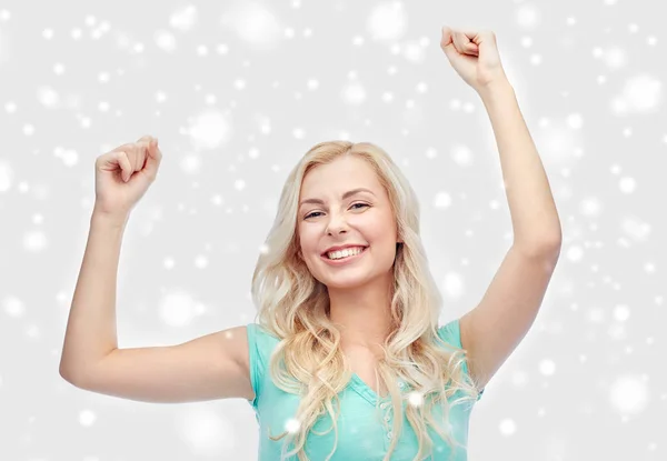 Glad ung kvinna eller tonåring flicka firar seger — Stockfoto