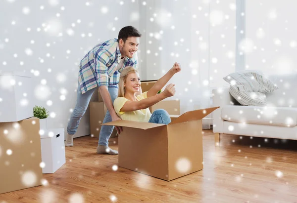 Щаслива пара розважається з коробками в новому будинку — стокове фото