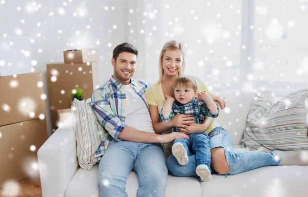 Glückliche Familie mit Umzugskartons im neuen Zuhause — Stockfoto
