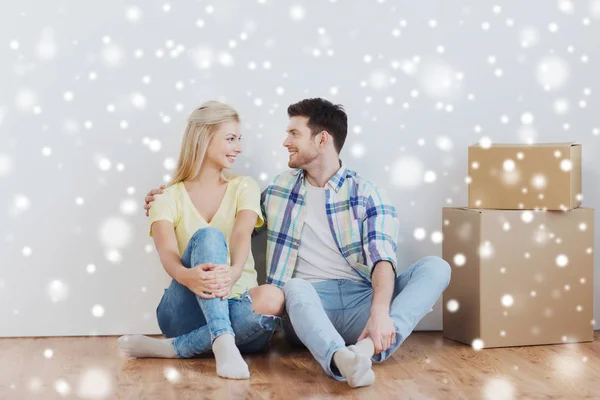 Paar mit Pappkartons zieht in neues Zuhause — Stockfoto