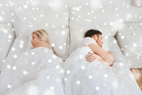 Paar schläft zu Hause im Bett — Stockfoto