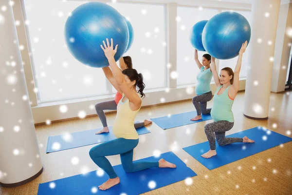 Mulheres grávidas felizes com bolas de exercício no ginásio — Fotografia de Stock