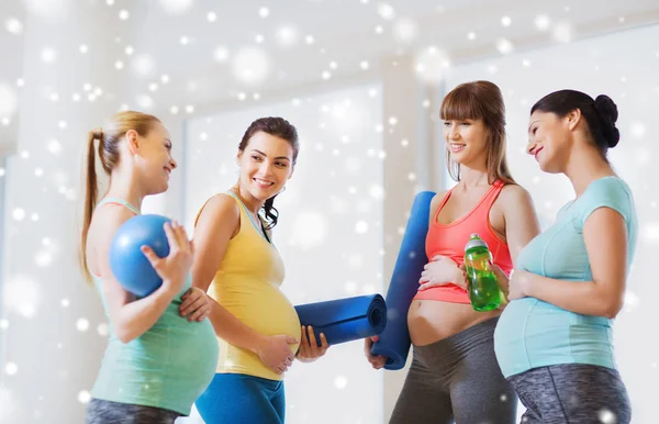 Group of happy pregnant women talking in gym — Stock Photo, Image
