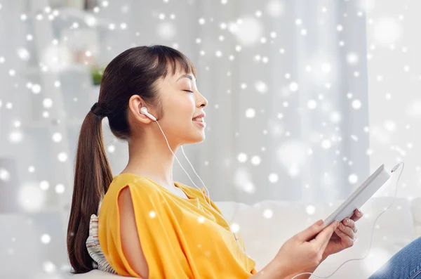 Happy asiatisk kvinna med TabletPC och hörlurar — Stockfoto