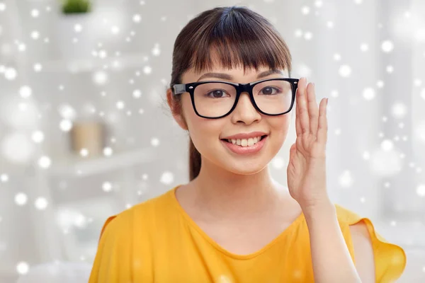 Heureux asiatique jeune femme dans lunettes à la maison — Photo