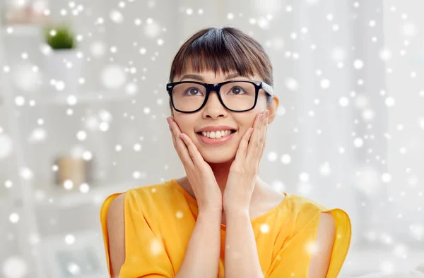 Happy asiatiska ung kvinna i glas hemma — Stockfoto