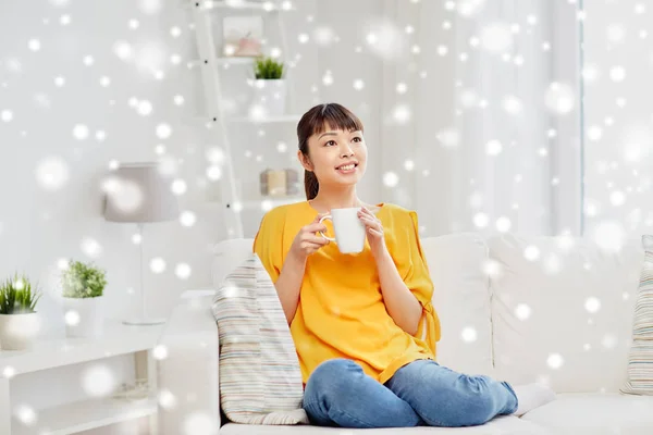 Feliz mulher asiática beber de xícara de chá — Fotografia de Stock
