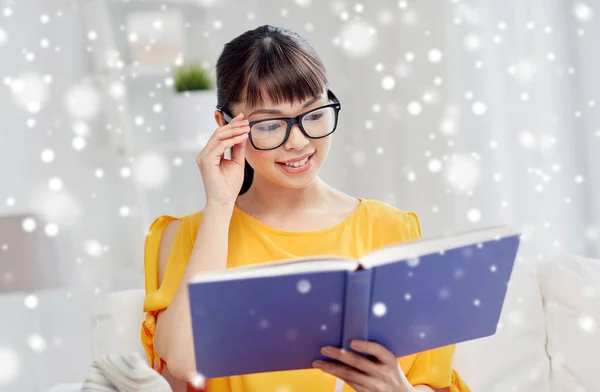 Sorrindo jovem asiático mulher ler livro em casa — Fotografia de Stock