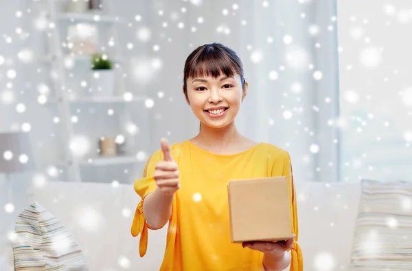 Heureux asiatique jeune femme avec colis boîte à la maison — Photo