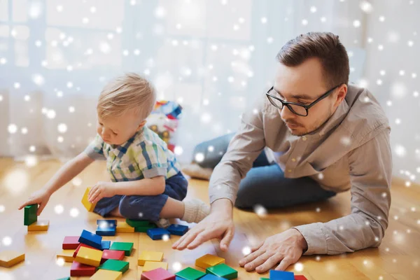 Padre e hijo jugando con bloques de juguetes en casa —  Fotos de Stock