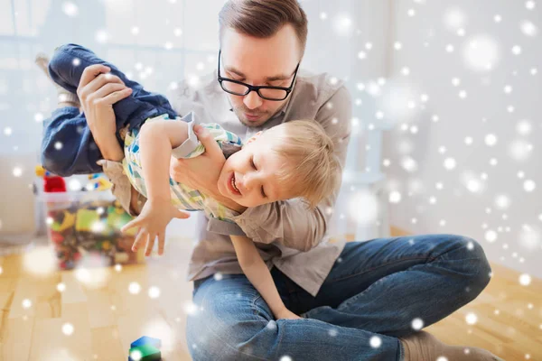 Otec a syn, hraní a zábava doma — Stock fotografie