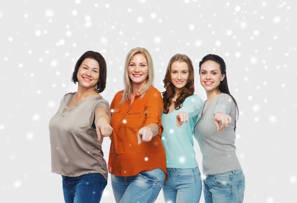 Gruppe glücklicher Frauen, die mit dem Finger auf dich zeigen — Stockfoto