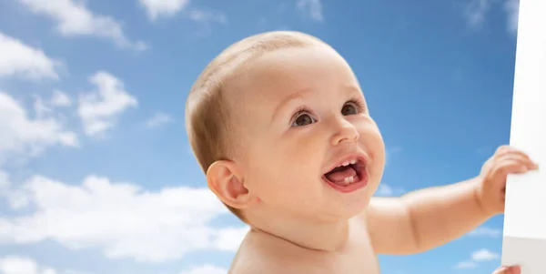 Menino ou menina pequeno feliz olhando para cima — Fotografia de Stock