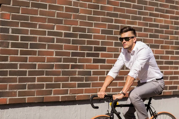 Ung man rida cykel på city street — Stockfoto