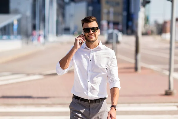 Homem feliz com smartphone chamando na rua da cidade — Fotografia de Stock