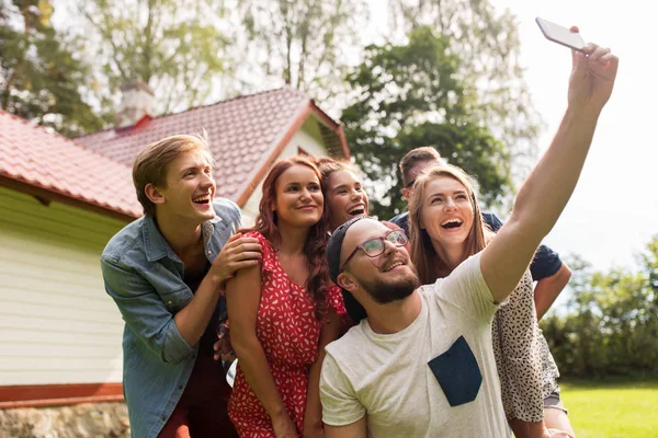 Amigos tomando selfie na festa no jardim de verão — Fotografia de Stock