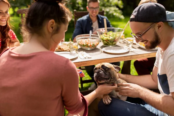 Amigos felices cenando en la fiesta del jardín de verano — Foto de Stock