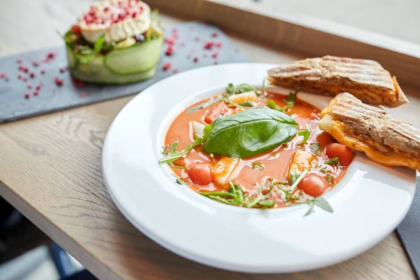 Prato de deliciosa sopa de gaspacho no restaurante — Fotografia de Stock