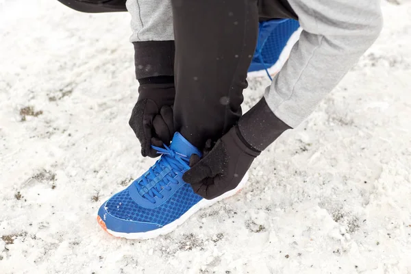 겨울 야외에서 신발 레이스를 묶는 사람의 닫습니다 — 스톡 사진
