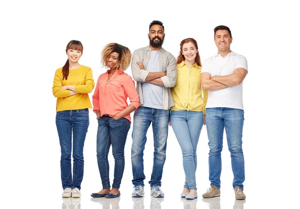 Internationale Gruppe glücklich lächelnder Menschen — Stockfoto