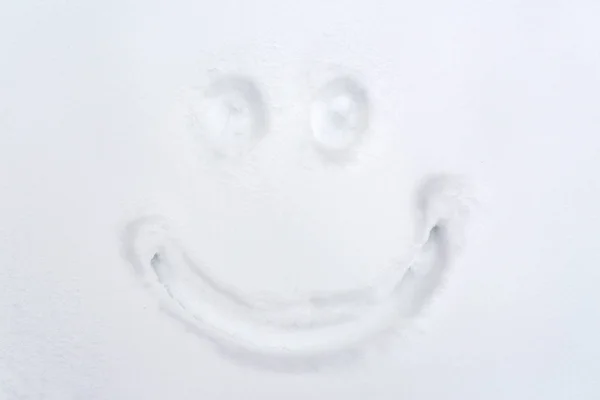 Smiley rysunkowych na powierzchni śniegu — Zdjęcie stockowe