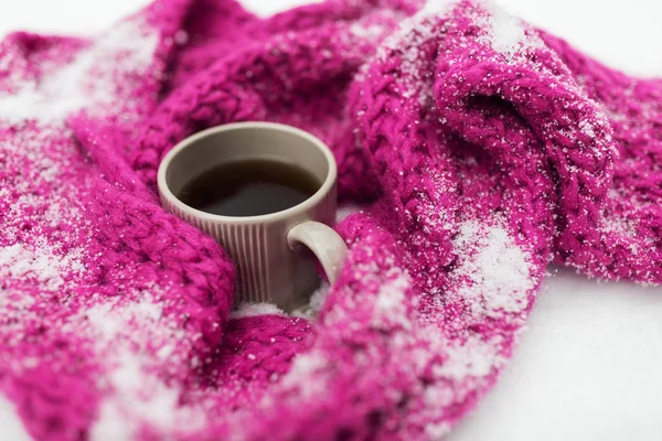 Perto de chá ou café e cachecol de inverno na neve — Fotografia de Stock