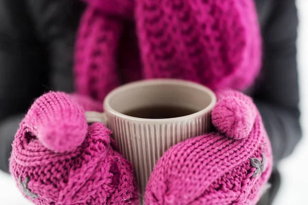 Primer plano de la mujer con taza de té al aire libre en invierno —  Fotos de Stock