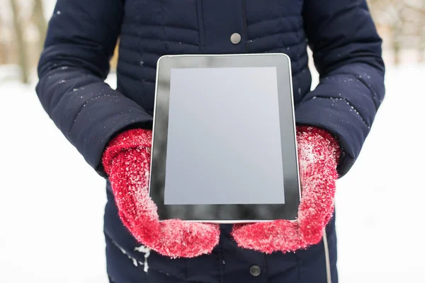 Закрываем глаза на женщину с планшетным компьютером зимой — стоковое фото