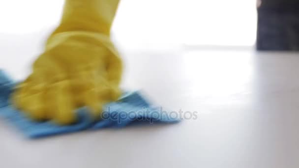 Ręka w gumowe rękawice szmatką do czyszczenia tabeli — Wideo stockowe