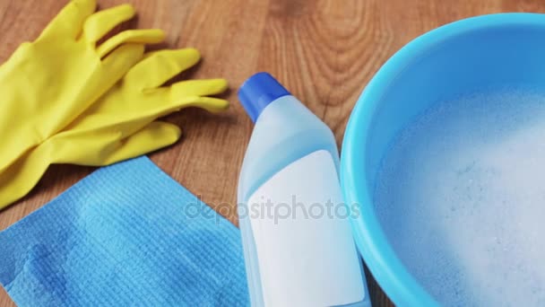 Lavabo con agua de jabón, detergente y trapo de limpieza — Vídeo de stock