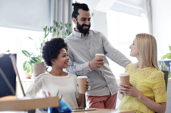 Equipe criativa feliz beber café no escritório — Fotografia de Stock