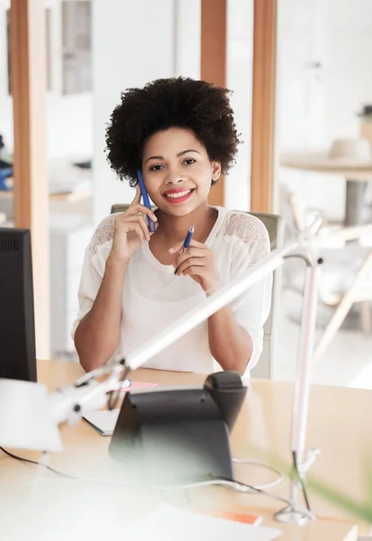 Mujer de negocios llamando en el teléfono inteligente en la oficina —  Fotos de Stock