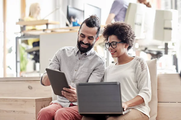 Kreativteam mit Laptop und Tablet-PC im Büro — Stockfoto