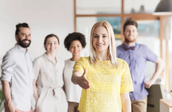 Femme faisant poignée de main sur l'équipe de bureau créative — Photo