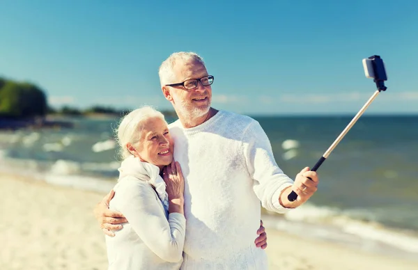 Boldog idősebb pár átölelve a nyári strand — Stock Fotó