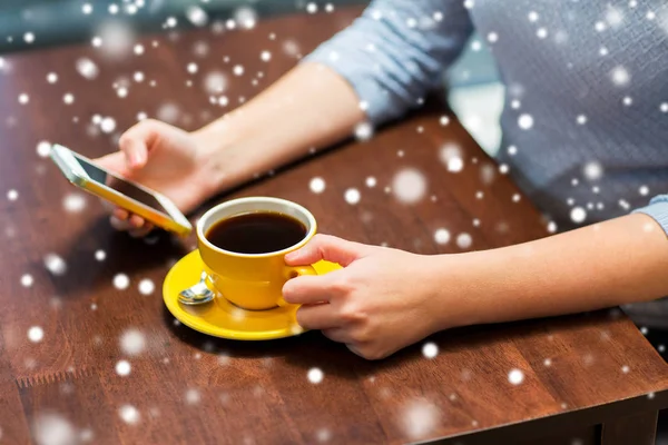 Femme avec smartphone boire du café au café — Photo