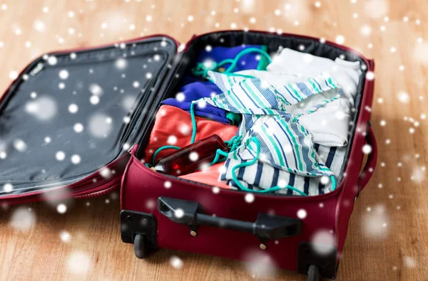 Nahaufnahme der Reisetasche mit Strandkleidung — Stockfoto