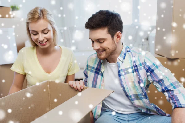 Sonriente pareja con grandes cajas moviéndose a nuevo hogar — Foto de Stock