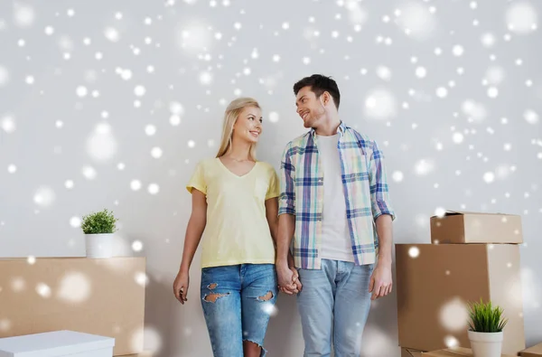 新しい家に移動の大きな箱と笑顔のカップル — ストック写真