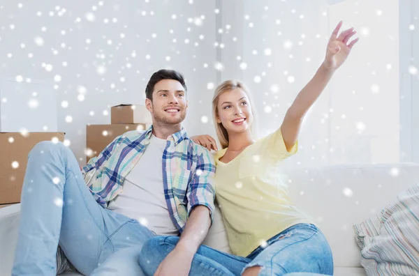 Casal com caixas se movendo para nova casa e sonhando — Fotografia de Stock