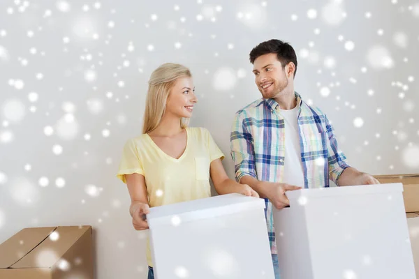 Coppia sorridente con grandi scatole trasferirsi in una nuova casa — Foto Stock