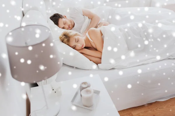 Felice coppia dormire a letto a casa — Foto Stock
