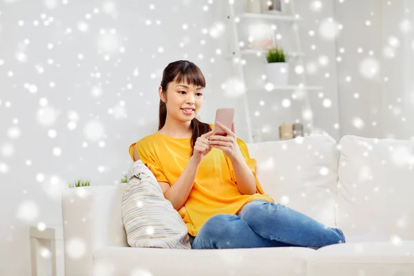 Mujer asiática feliz con smartphone en casa —  Fotos de Stock