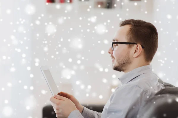 Hombre con tablet pc en casa sobre nieve —  Fotos de Stock