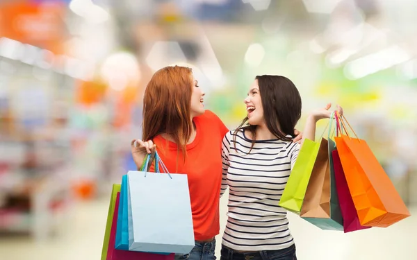 Tienermeisjes met shopping tassen en credit card — Stockfoto