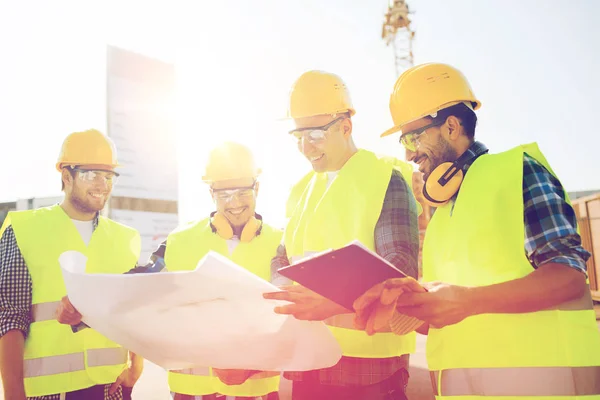 Group of builders with tablet pc and blueprint — Stock Photo, Image