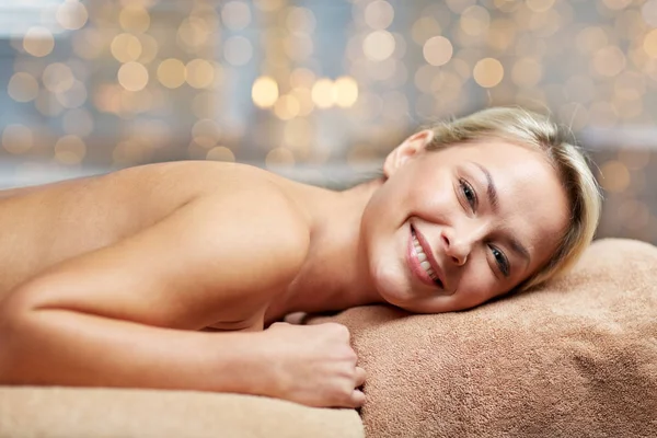 Giovane donna sdraiata sul lettino da massaggio in spa — Foto Stock