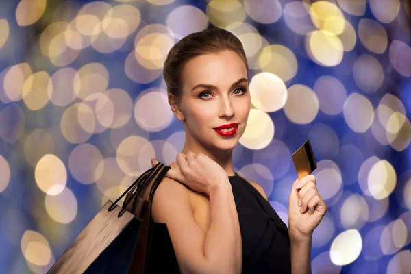 Woman with credit card and shopping bags — Stock Photo, Image